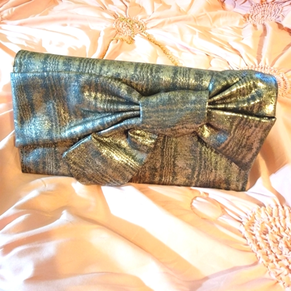 Clutch purse with removable chain